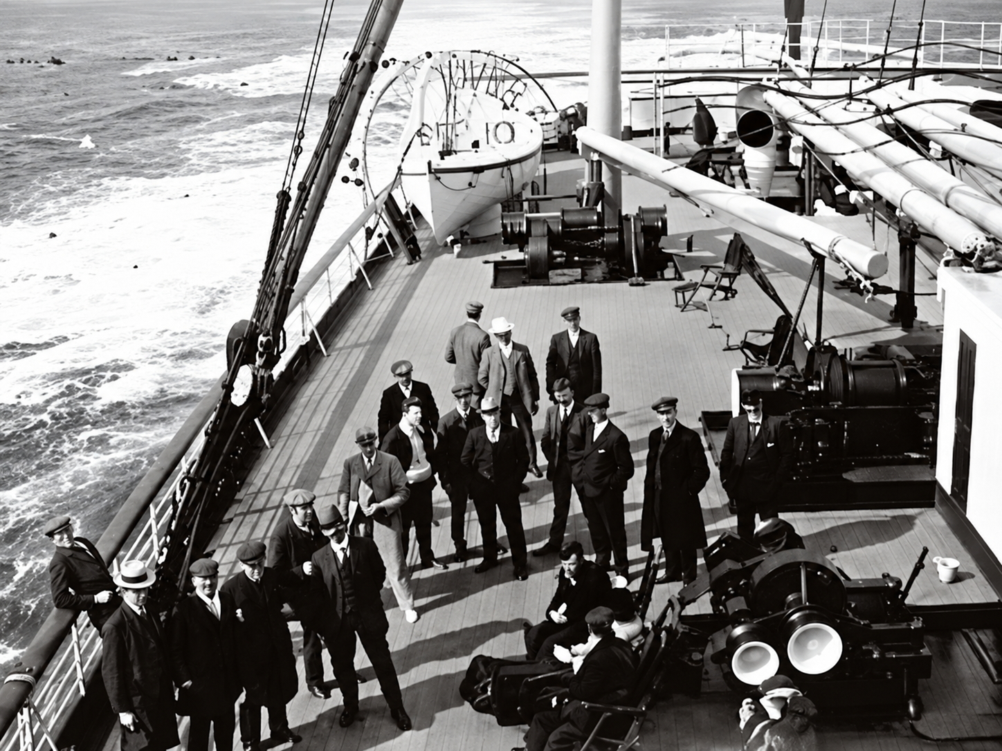 Pasajeros reunidos en el puente de un barco