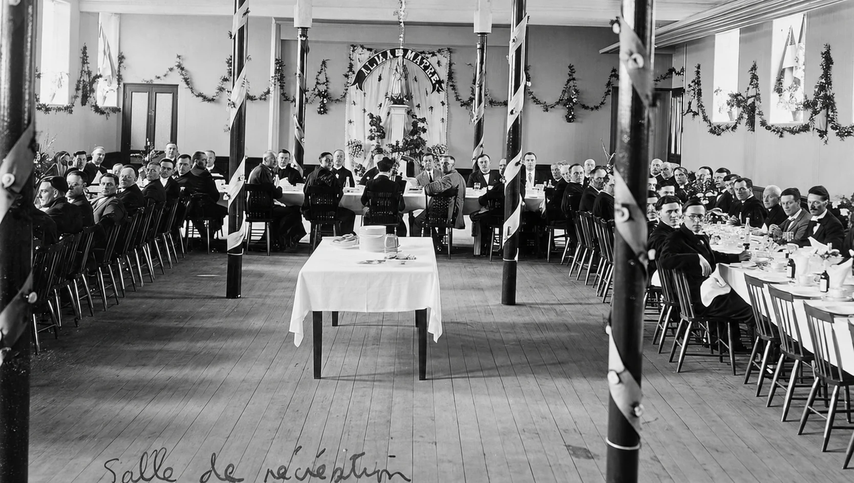 Grand banquet à la salle de récréation des petits