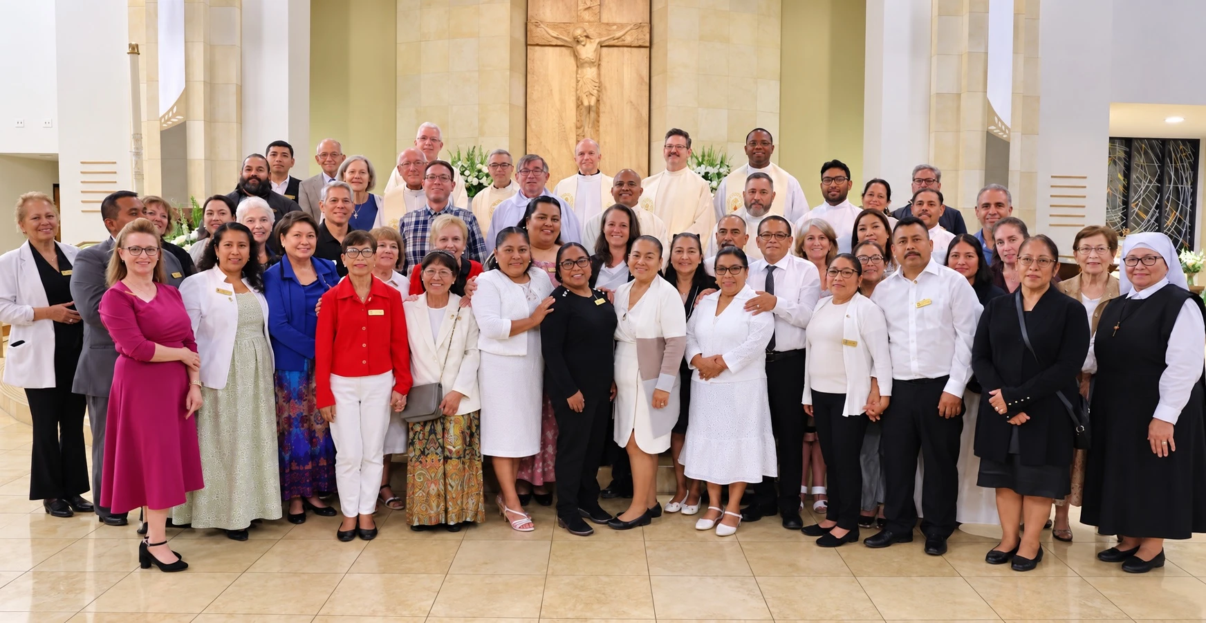 Des membres de la famille eudiste réunis dans une église.